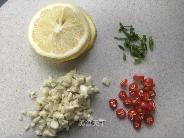 切成|这样做鸡爪真的太好吃了,越吃越上头!你们一定要试试看!