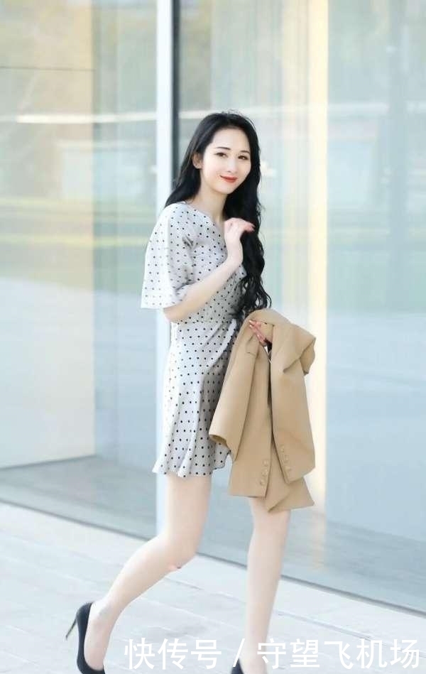 驼色|甜美波点裙,搭配驼色风衣,尽显独特女人味
