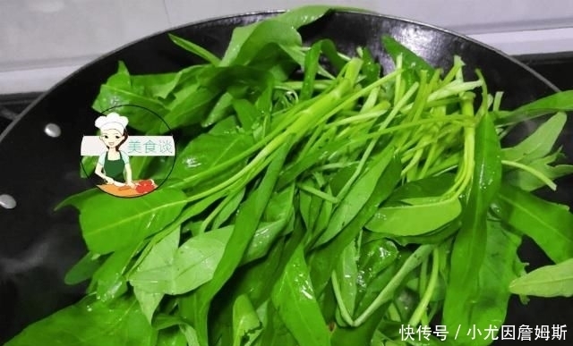 发黑|炒空心菜时发黑?焯水加醋都不对,大厨教您1招,空心菜又脆又绿