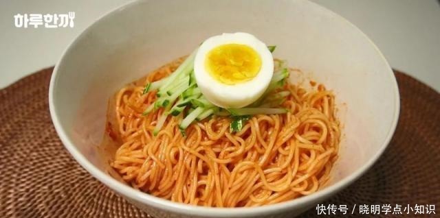 曝光|一个韩国男精英的独居生活曝光做一份蛋炒饭,6500万人围观