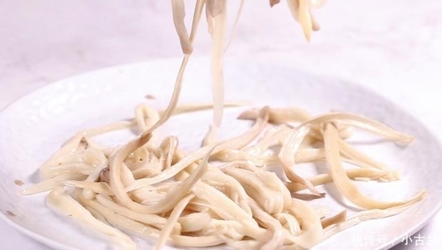  杏鲍菇|夏天就爱这样的凉拌菜，脆嫩鲜香好开胃，上桌都抢着吃