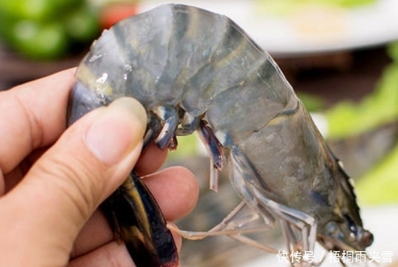 差劲|买大虾时,遇到这3种不要买,不新鲜没营养,老渔民从来不吃