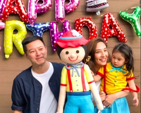 梁学储|郑希怡和老公约会显随意,梁学储T恤配黑框,老婆却穿条纹睡衣