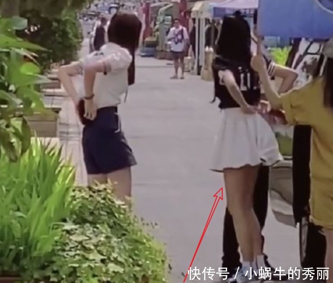  娜娜和吴宣|《跑男》路透照，欧阳娜娜身材比例好，吴宣仪不愧是“女团腿”