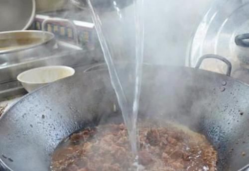 羊汤|夫妻俩开店只卖“它”,一出锅就被抢完,20元一碗,顾客真值