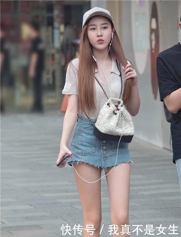  代表|不是鲜艳的颜色才能代表活力四射，这种素色穿搭也能彰显活泼可人