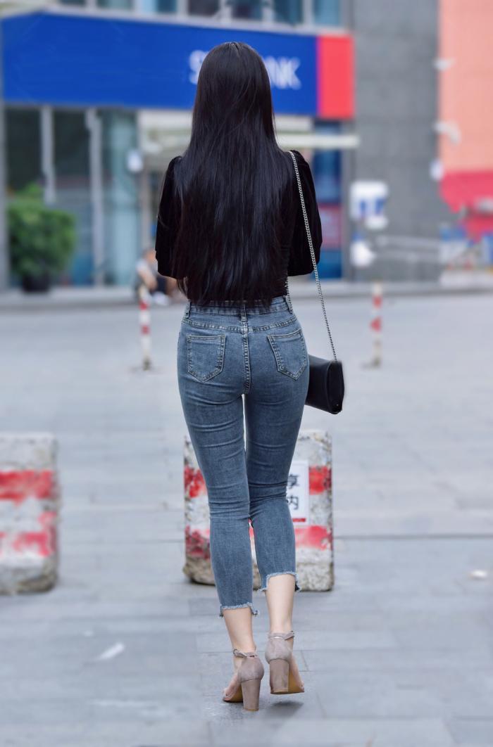 借鉴|街拍:衣品好的时尚女生,穿牛仔裤也能美出新感觉,值得借鉴
