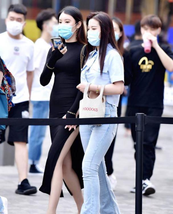 白色|街拍:皎若秋月的美女,一件白色短袖配漏洞牛仔裤,时尚靓丽气息
