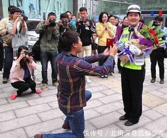 小伙|年轻小伙当街向女警求婚 抱得美人归,网友直呼:大家都要勇敢!
