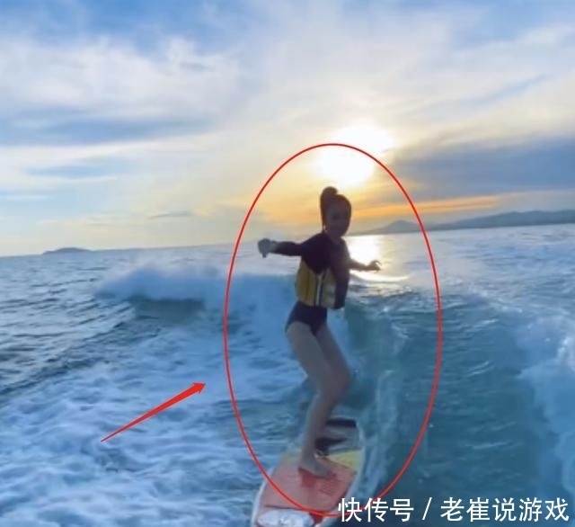  冲浪|baby穿泳装冲浪，“蚂蚁腰”却太抢镜，这确定是孩子妈的身材？