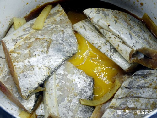  面粉|煎鱼时，有人抹姜汁，有人拍面粉，都不对！厨师长教你正确做法