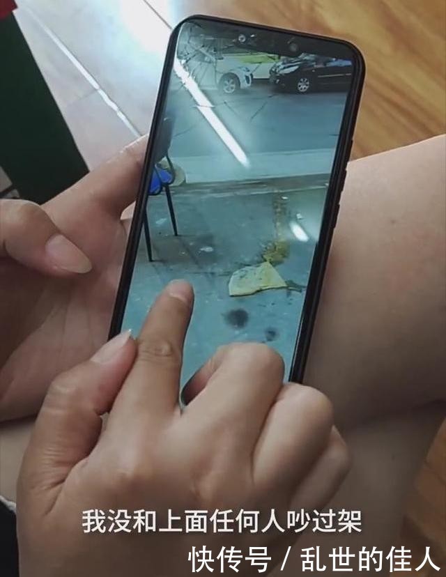  中招|啥情况？超市女老板被楼上扔排泄物砸了一身，中招的还有过路人