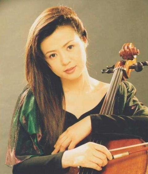 71岁王刚为家庭不停奔波,儿子小他60岁,娇妻每月花费近百万