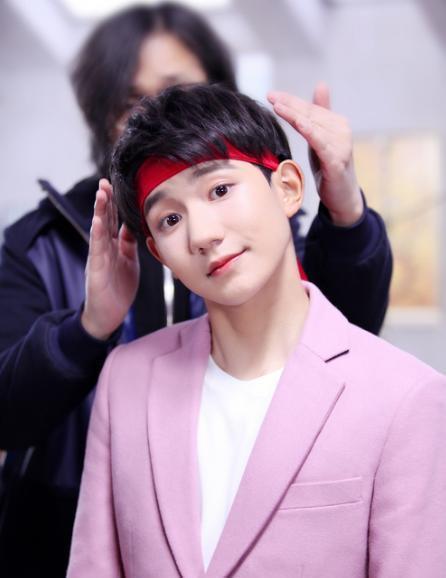  鞋跟|王源虚报身高？这一细节出卖了自己，网友：这鞋跟10厘米