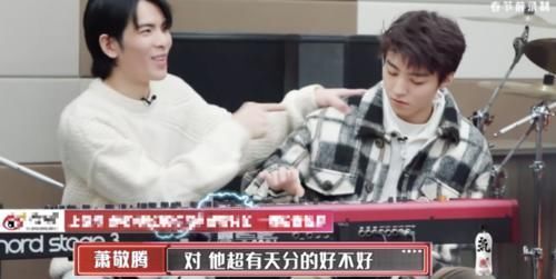 乐队|《我们的乐队》现场谢霆锋让王俊凯示范壁咚,腼腆的小凯没被难住