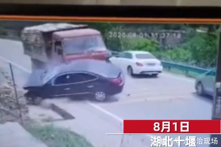  受伤|场面惊险！轿车夹缝中超车被货车猛撞推行，致3车受损严重3人受伤