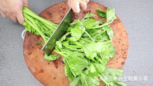  老人|鲫鱼刺多老人小孩不敢吃，小哥教你做香酥鲫鱼，连刺都是酥的