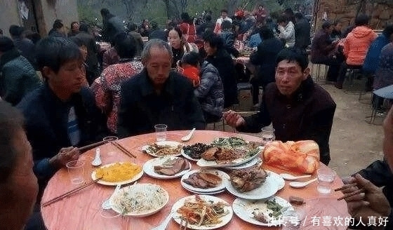 喝酒|农村酒席酒成摆设，原因主要有六点: