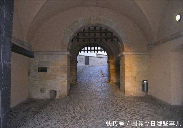 真的|欧洲古堡的七大秘密: 地牢是给贵族住的?护城河里真的有鳄鱼吗?