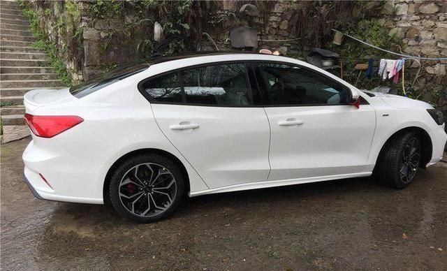 用车|开福特福克斯的人大多属于什么档次?车主用车1个月后说了真心话