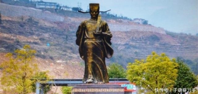  街上|官员在街上骑马, 突然一乞丐大喊: 万岁, 官员则说: 我大祸临头了