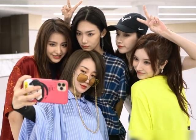  探班|乃万探班“青你二团”比拼臂力，不怪被称“老公团”金子涵厉害了