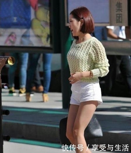  高度|小个子美女穿短裤配厚底鞋, 照样美出新高度, 一点不逊色高个美女