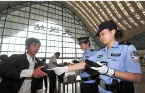  火车站|在火车站遇到警察要检查你的手机，可以拒绝吗民警说出大实话