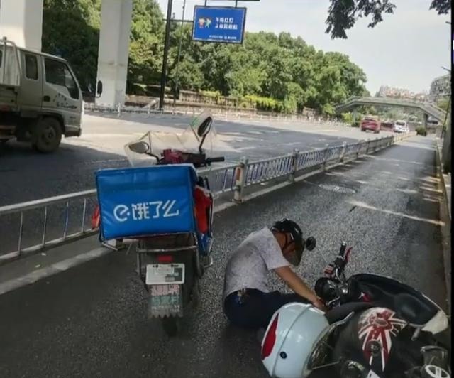 老人|外卖员扶起摔倒老人,电动车反被扣下,老人家属让交警来判定