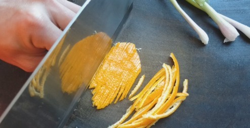 客家|做白切鸡是蒸还是水煮?教你客家正宗做法,2种蘸料,吃着最美味