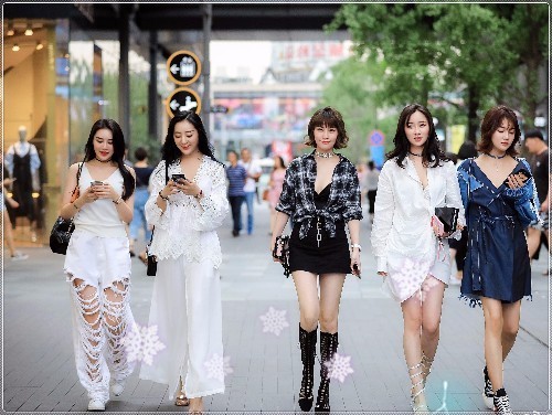 卷发|街拍迷人卷发的小姐姐,性感红唇丰腴身材,彰显不一样的美感