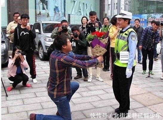 小伙|年轻小伙当街向女警求婚 抱得美人归,网友直呼:大家都要勇敢!