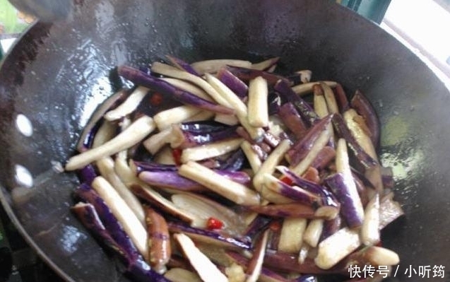 放油|炒茄子先放油？难怪炒出来的茄子不好吃，大厨来告诉你正确的做法