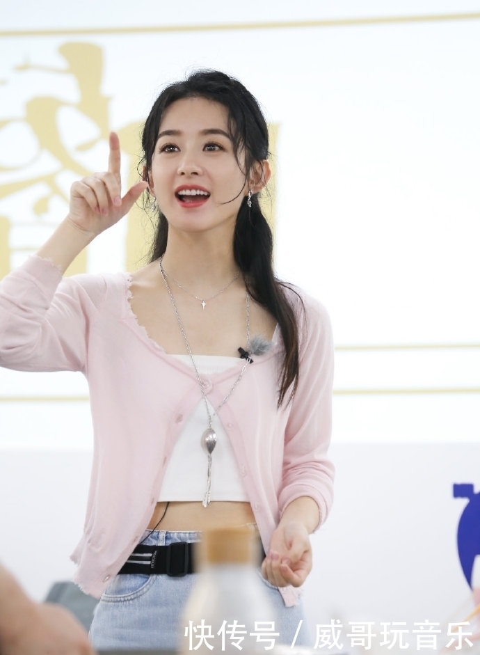 甜美|赵丽颖录制《中餐厅》,穿粉色针织衫少女感十足,甜美又减龄