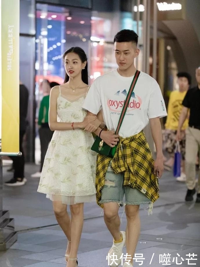 搭配|美女脚上搭配一双粉色系的高跟鞋,整体的搭配设计非常的清新甜美