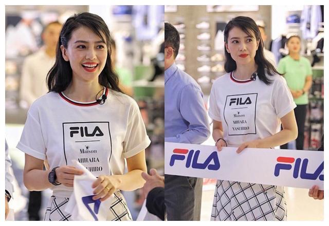  大妈|高圆圆现身商场代言, 穿素色衣服似大妈, 皱纹横生太真实!