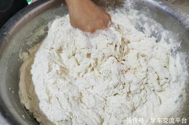 用酵母来发酵面粉|蒸馒头面粉与酵母的比例,可不可以放白糖面点师来教你怎样做