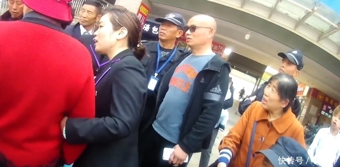 到底|女子丢项链后大妈捡到不承认，警察来了也对抗到底，最后无奈下跪