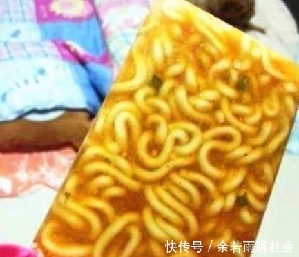吃法|搞笑又奇葩的方便面吃法,吃垃圾桶方便面的大哥,你是饿坏了吧!