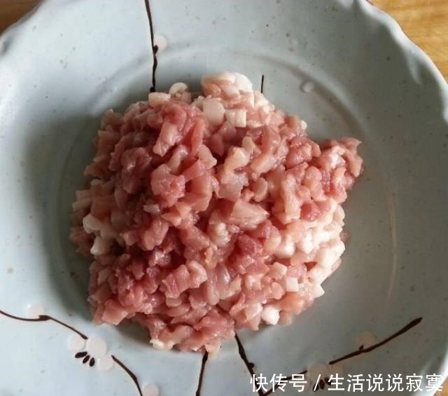 关键|教你做家常炸酱面,调好酱汁是关键,端上桌三碗都不够一人吃