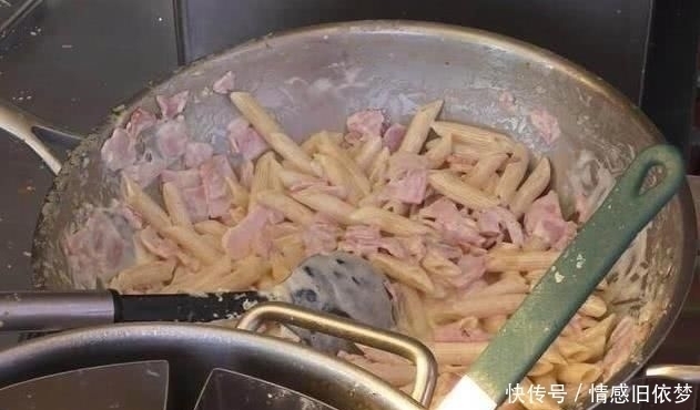 校门|大妈校门前卖“自创”小吃,食客从没见过,6元一碗,每天卖200碗