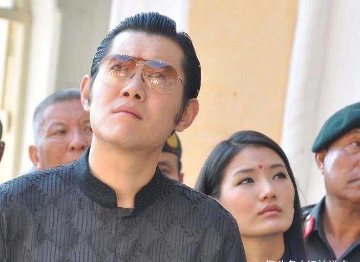 不丹王室|30岁佩玛罕见当老师!整个教室座无虚席,冰山美人终于微笑了