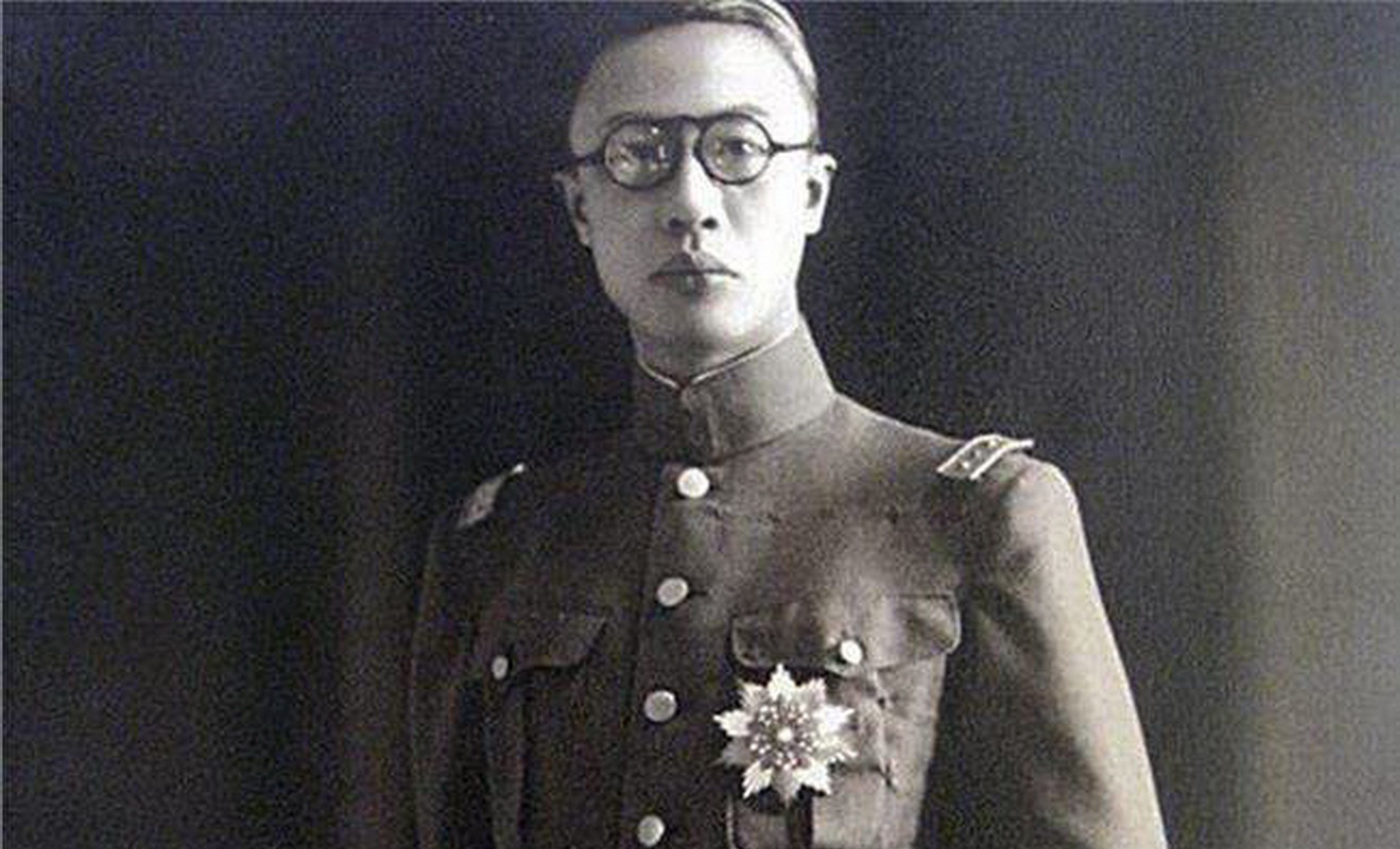 李玉琴|末代皇帝溥仪共有几个老婆？分别是谁？哪个曾让他下跪