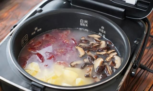  煲仔饭|如何用电饭煲做一锅有肉有菜有蛋的煲仔饭？