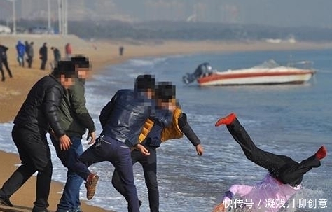 嫌弃|妹子，别光顾着臭美拍照了，瞧身后大哥嫌弃的表情，真是尴尬