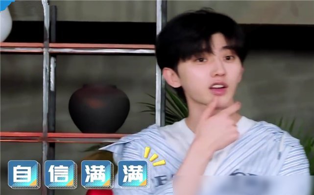 郑恺|蔡徐坤做饭导演不让帮忙,杨颖郑恺真的不管,只有他实在看不下去帮了忙