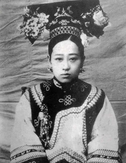 晚清|晚清第一美人：黑白照难掩美貌，慈禧照相必带她，最后却孤独终老