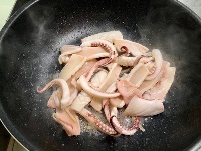  做法|蒜苗炒鱿鱼的做法，鱿鱼这样炒最香，百吃不厌的下饭菜做法超简单