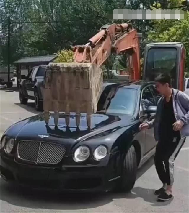  违停|300万宾利违停，路人砸车后扬长而去，车头留下纸条亮了