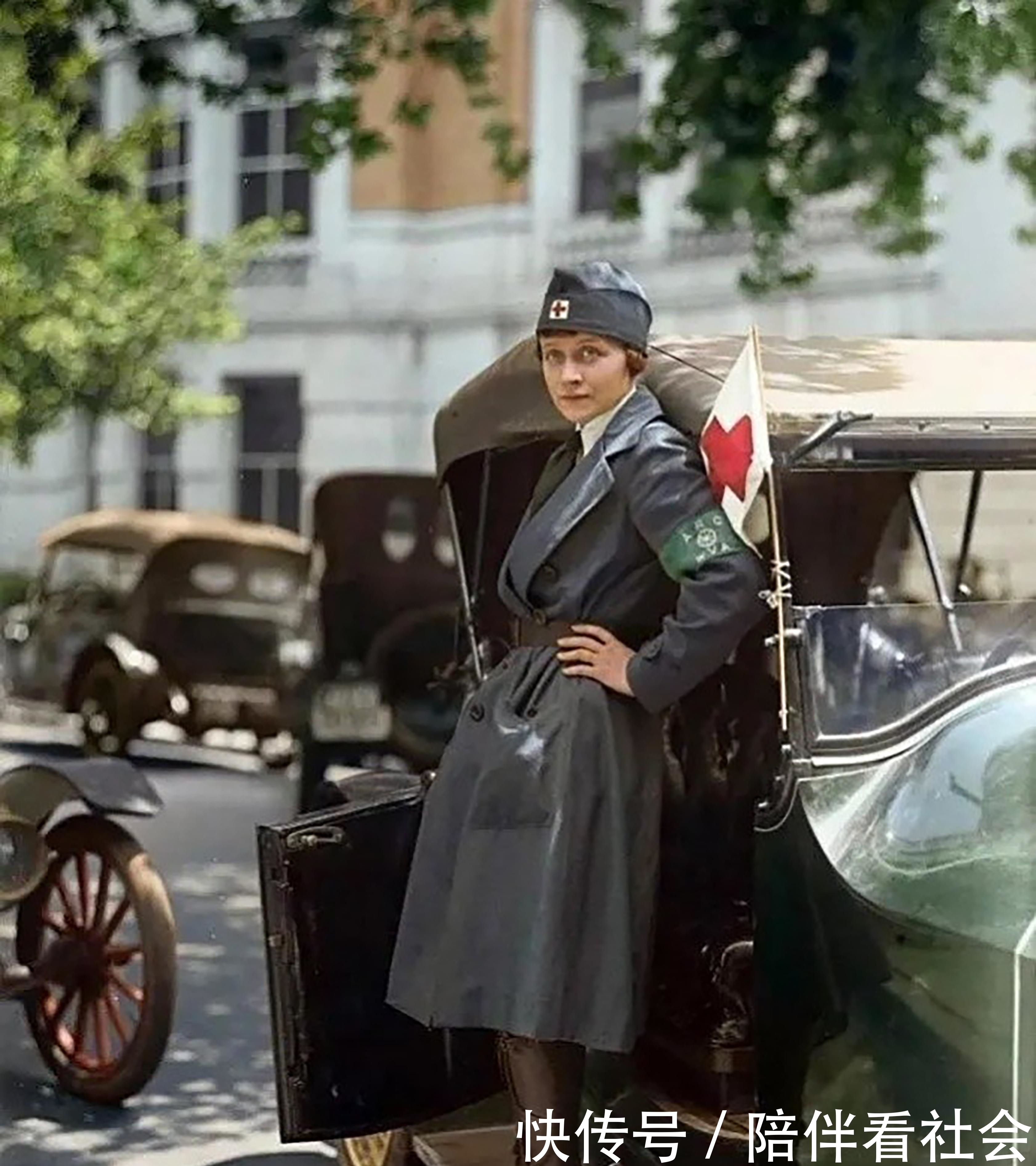 参观|历史罕见照：躺棺材中的墨索里尼，参观女子学院的希特勒，坦克上煎蛋的德军